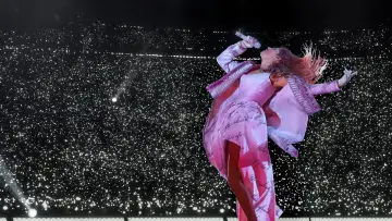 Backdrop to the movie "Taylor Swift | The Eras Tour | The Final Show" #577506